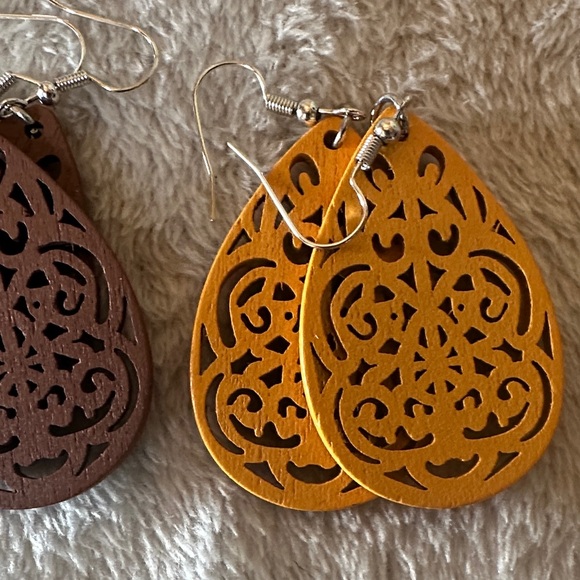 Set of 4 wooden Teardrop Filigree Earrings - Picture 4 of 5